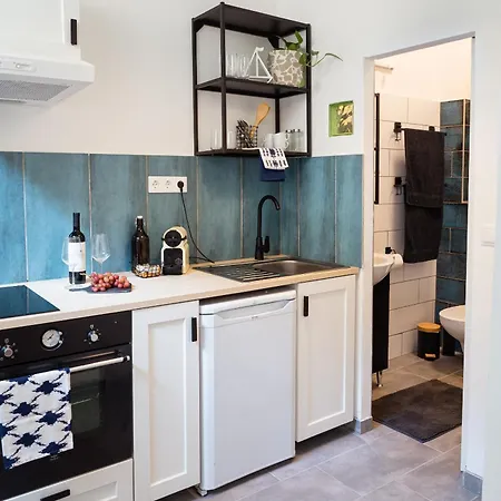 West End Comfort Corner Apartment *